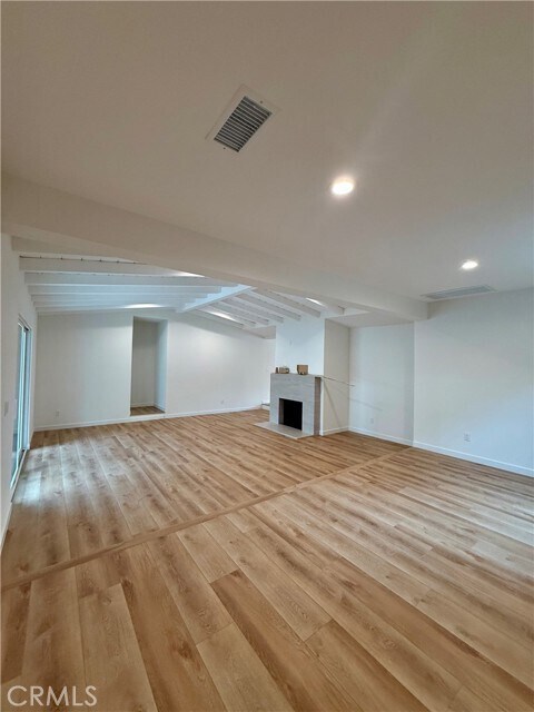 Foto del edificio - 16930 Tupper St