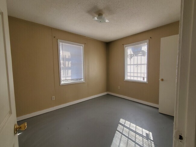 Building Photo - 1277 Airways Blvd