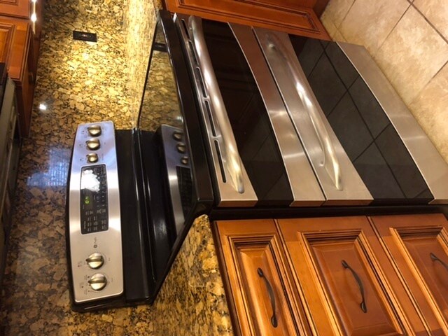 Double oven/Granite - 5108 Forest Point Dr
