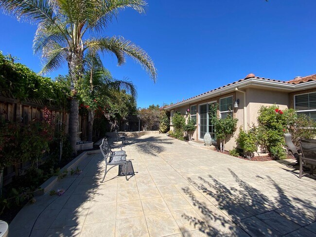 Foto del edificio - Gorgeous, Luxury and Furnished 3 bed 3 bat...