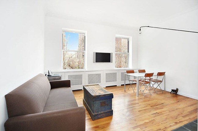 Building Photo - 368 W 23rd St