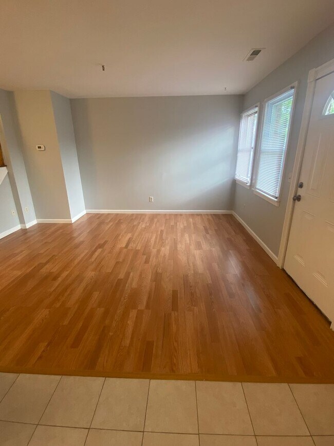 Building Photo - Spacious 4 bedroom, 2 bath Townhome