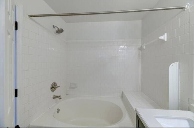 Bañera principal - 6942 Malachite Pl