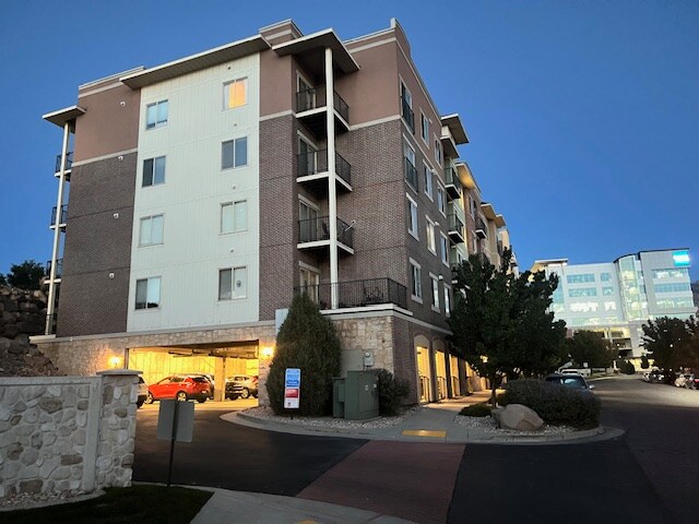 Foto del edificio - 175 Albion Village Way