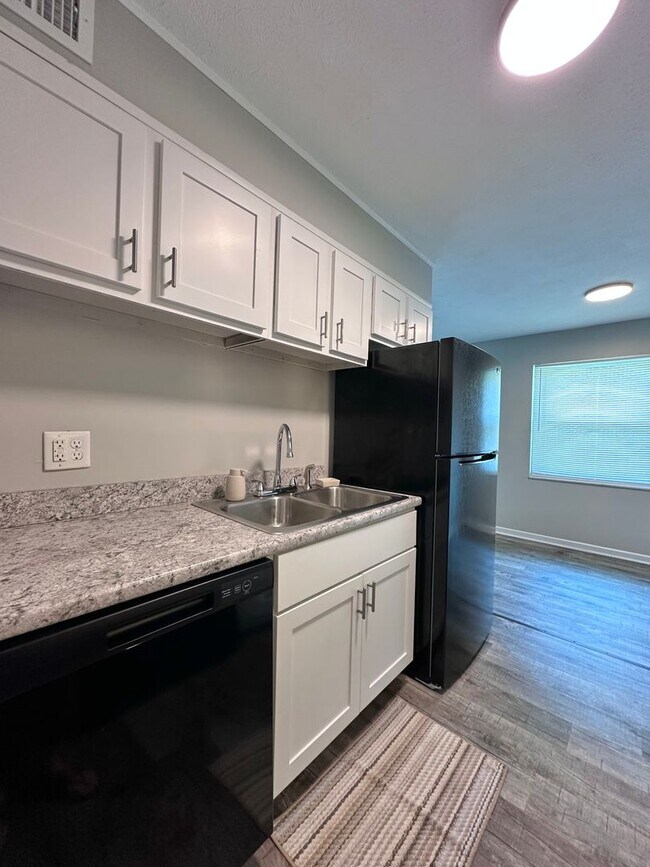 Building Photo - Parkway Apartments – Convenient 2-Bedroom ...