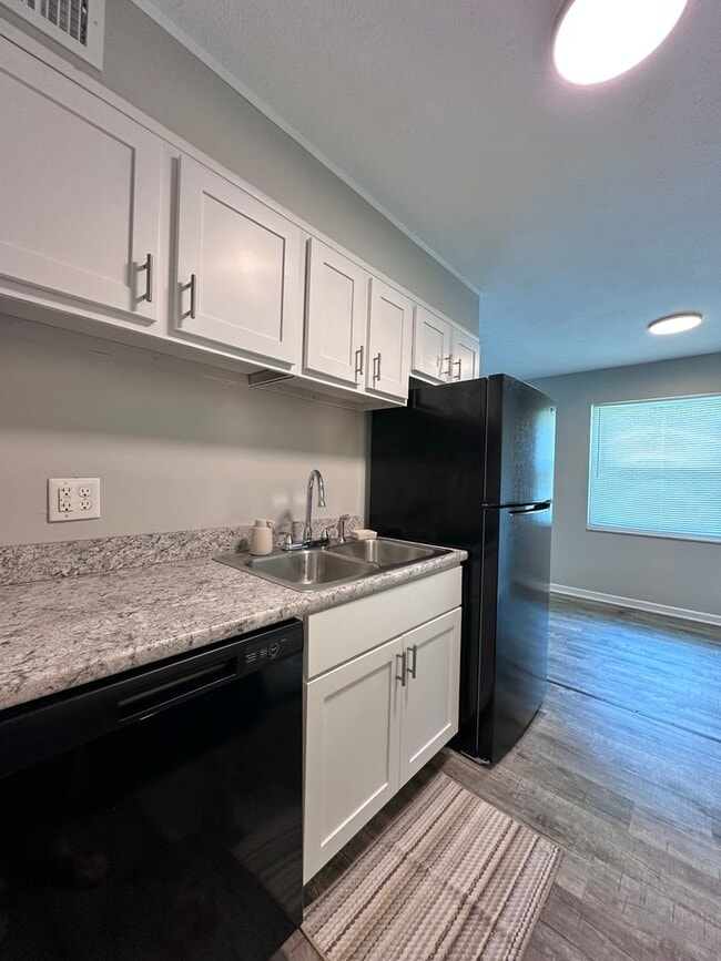 Building Photo - Parkway Apartments – Convenient 2-Bedroom ...