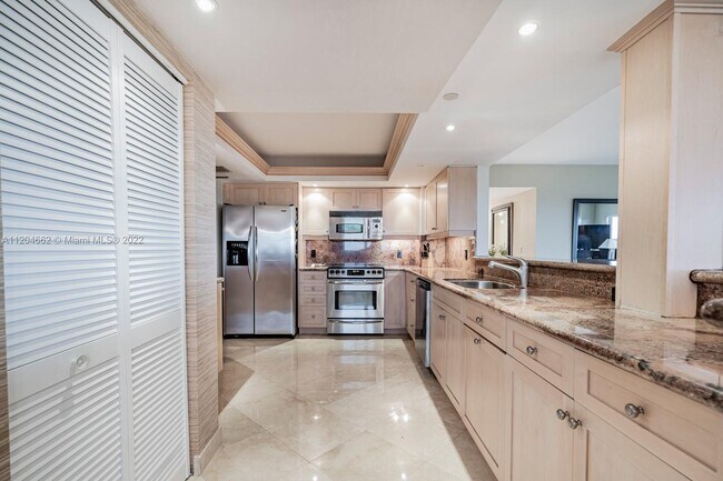 Foto del edificio - 3200 Port Royale Dr N