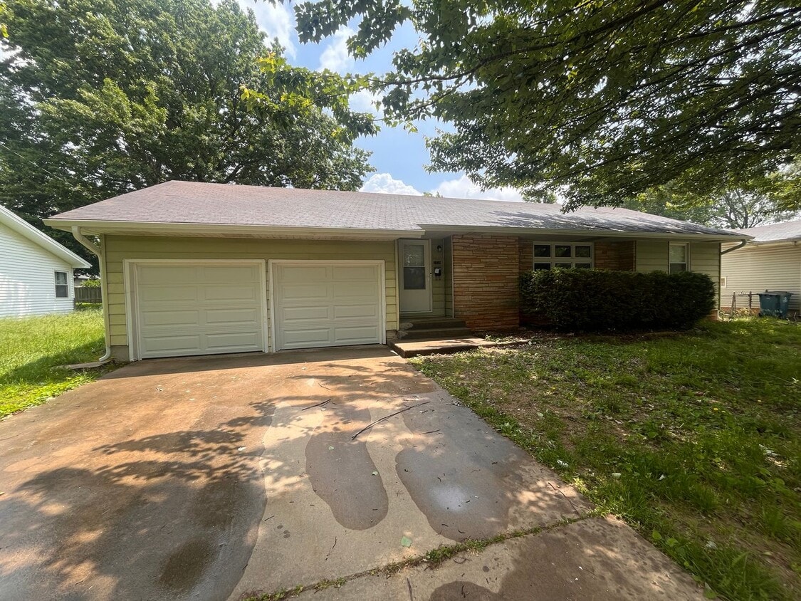 Primary Photo - 3 bedroom 2 bathroom located near MSU