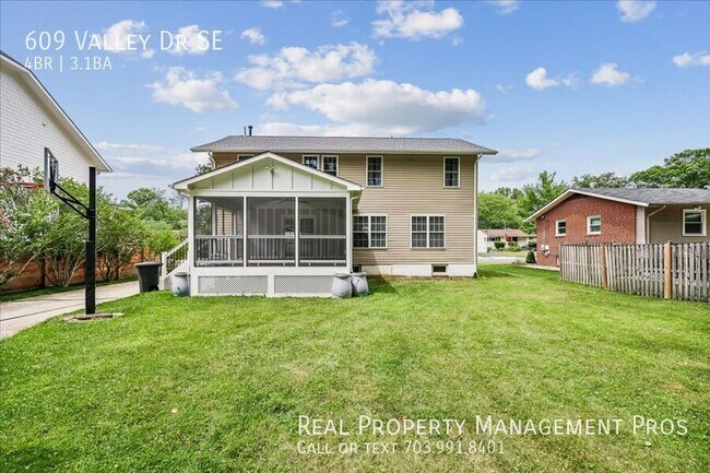 Building Photo - 609 Valley Dr SE