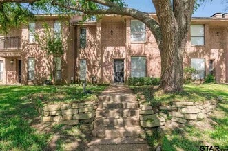 Building Photo - 5825 Hollytree Dr