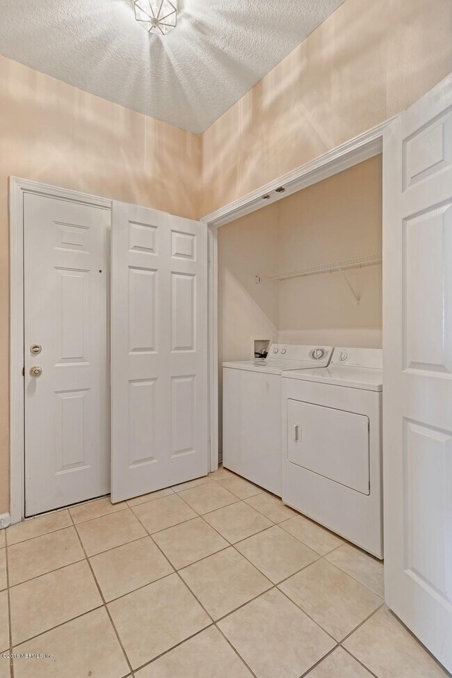 Foto del edificio - 7990 Baymeadows Cir E