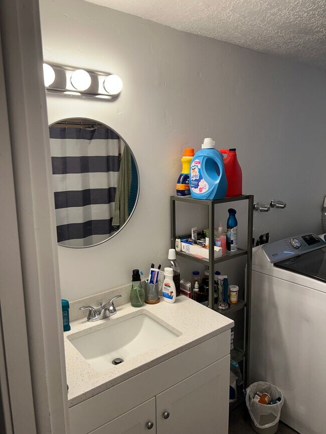 Building Photo - 2 Bedroom Apartment -2023 remodel New paint, flooring, and granite countertops