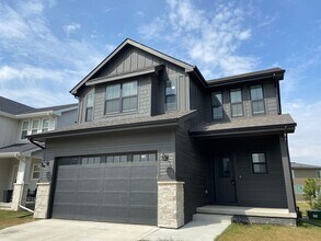 Building Photo - 1502 NE Savana Dr