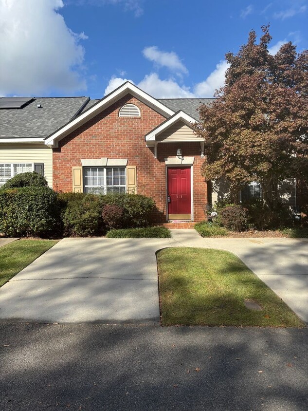 Foto principal - Well-appointed Two-Story Townhome