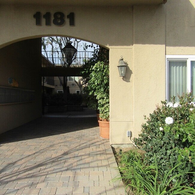 Building Photo - 1181 E Hollyvale St