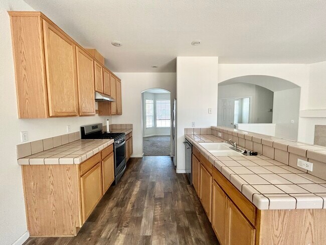 Foto del edificio - 1357 E Marion Russell Dr