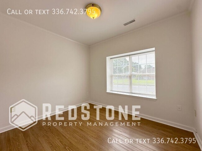 Building Photo - 2 Bedroom, 1 Bath - Apartment