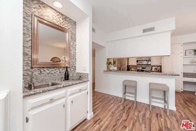 Foto del edificio - 5139 Balboa Blvd
