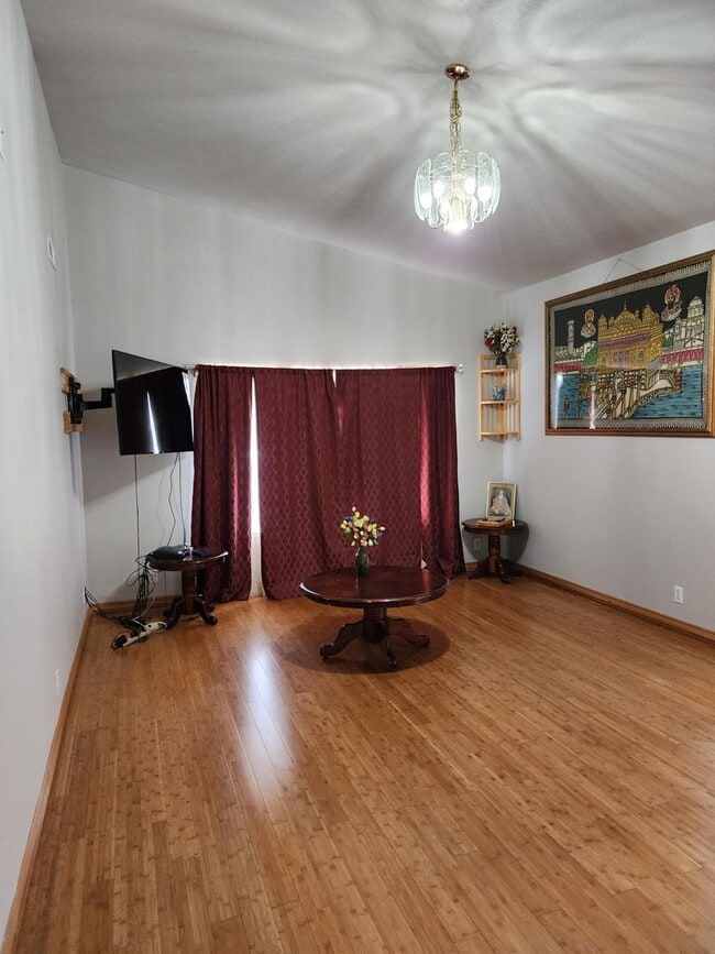 Foto del edificio - Stunning 4 Bedroom Home with Private Yard ...