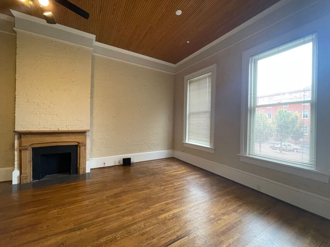 Primary Photo - One Bedroom Apartment in Downtown With Ton...