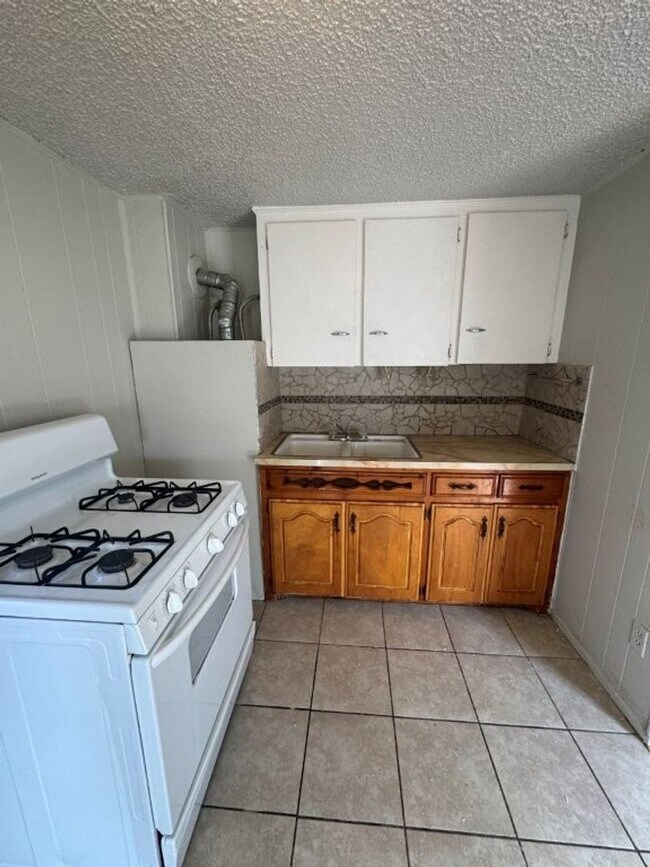 Foto del edificio - 1 bed 1 bath , gas and water paid, you pay...