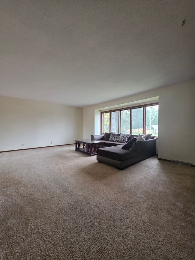 Foto del edificio - Spacious Four Bedroom Home!