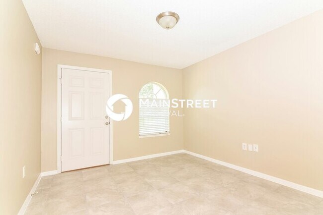 Building Photo - 5 Bedroom Pet-Friendly Home in Winter Have...