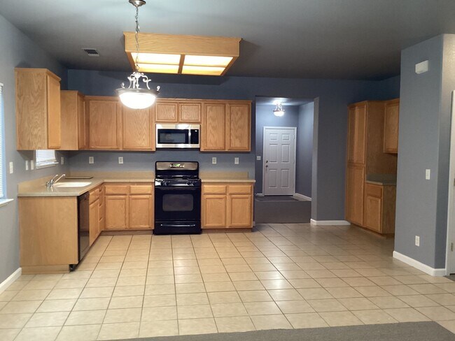 Foto del edificio - 3 bedroom 2 bath 1612 sq ft home located in Yuba City