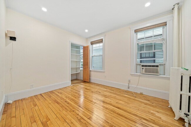 Building Photo - 104 Trowbridge St