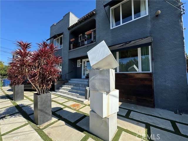 Primary Photo - 1216 N Kenmore Ave