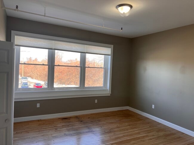 Building Photo - 158 Main St