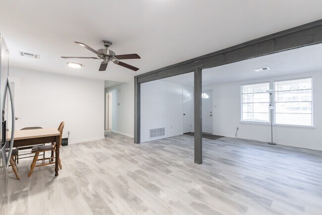 Foto del edificio - 617 Wisteria Rd