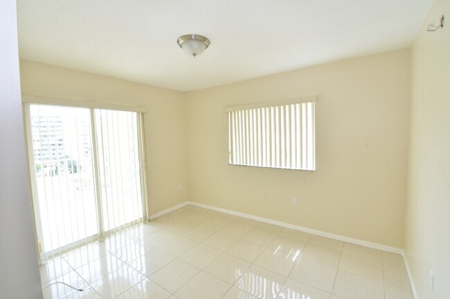 Foto del edificio - 2475 NW 16th Street Rd