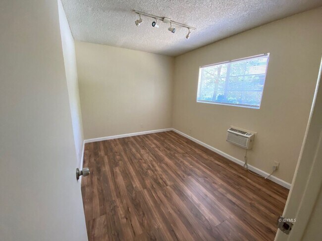 Foto del edificio - Remodeled 2 bed apartment in town