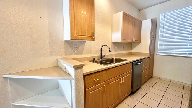Building Photo - SPACIOUS TOWNHOUSE 2 BED/2 BATH/2 PRKG, Wa...