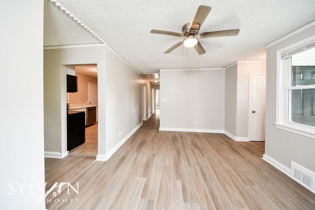 Building Photo - Gorgeous 3BR 1.5BA home, lovingly maintained!