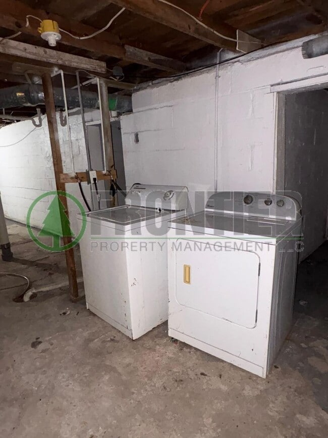 Building Photo - Check out this cozy 3-bedroom, 1-bath— perfect if you’re looking for something comfortable and af...