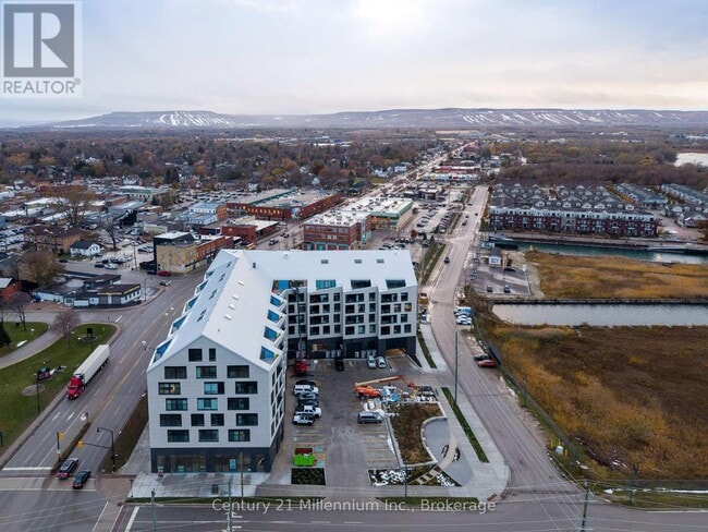 Building Photo - 31 Huron St