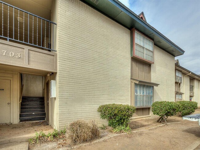 Building Photo - 1703 E Lindsey St