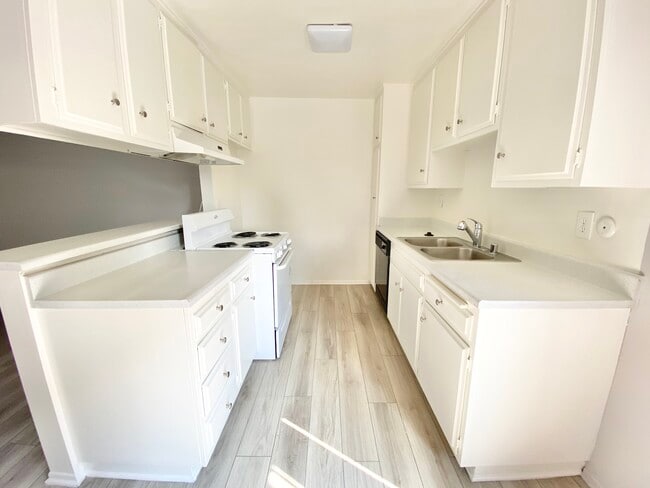 Building Photo - 3337 S Canfield Ave