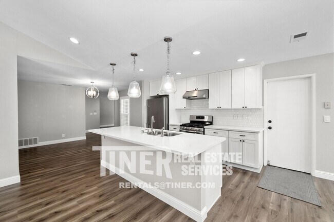 Foto del edificio - Exquisite 4-Bedroom Home with Updated Kitc...