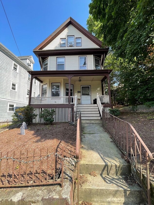 Spacious 6-Bed Victorian w/ Central Air, D... - Spacious 6-Bed Victorian w/ Central Air, D...