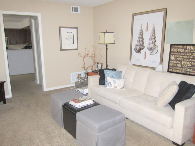 Living room - 5801 Woodson Rd