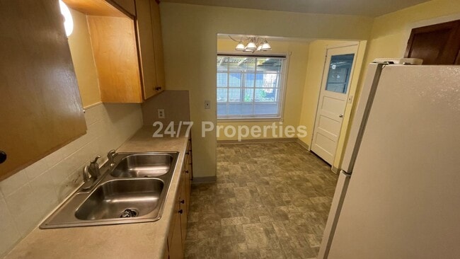 Building Photo - Charming 2 BD | 1 BA Home w/ Large Backyar...