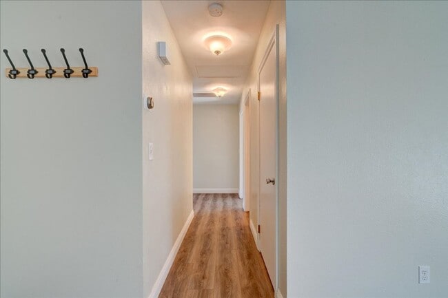 Building Photo - 4848 Glenhaven Dr