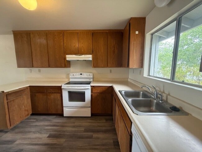 Building Photo - 2 Bedroom 2 Bath Contact Property Pros 928-634-7710