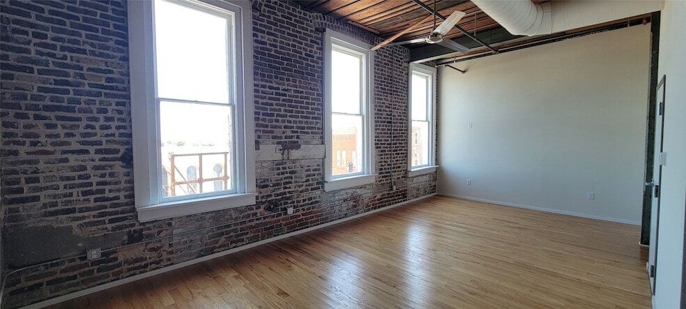 Building Photo - 201 E Chambers St