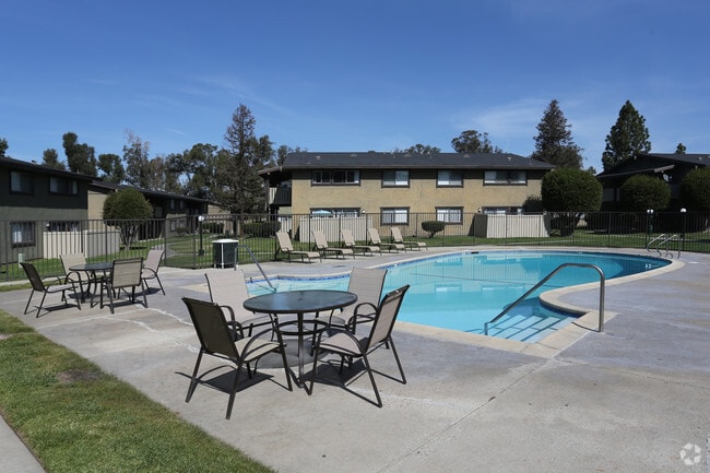 Building Photo - Saddleback Ranch Apartments