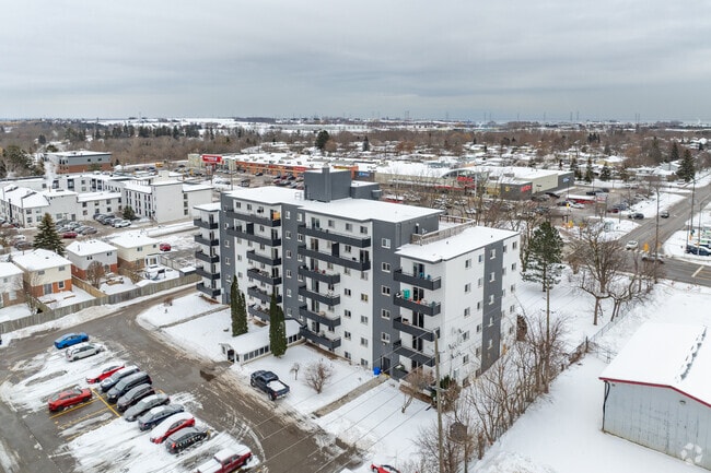 Building Photo - 252 King St E