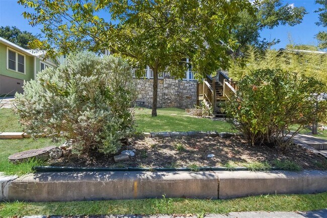 Building Photo - 708 Highland Ave